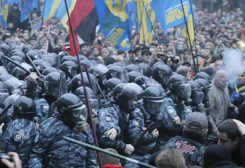 Ukrajnai tüntetések - Nem csitulnak a harcok a rohamrendőrök és a tüntetők között Kijevben - sok sérült