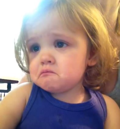 Így sír egy kétéves kislány szülei esküvői videóján