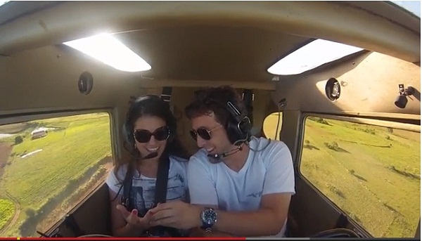 Lezuhant a repülővel, amelyben 2 nappal azelőtt jegyezte el szerelmét! - videó