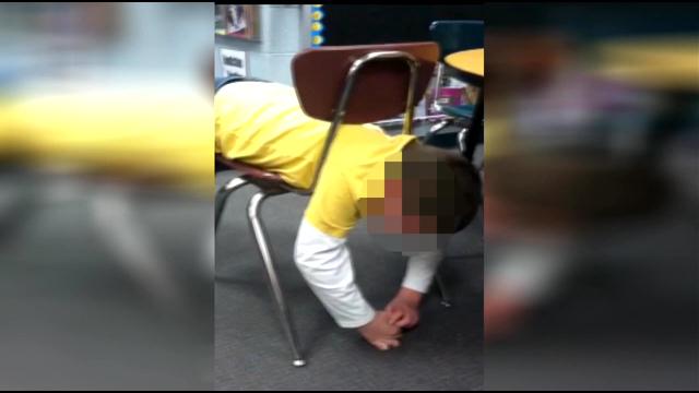 Saját tanára alázta meg a székbe ragadt autista fiút! – videó
