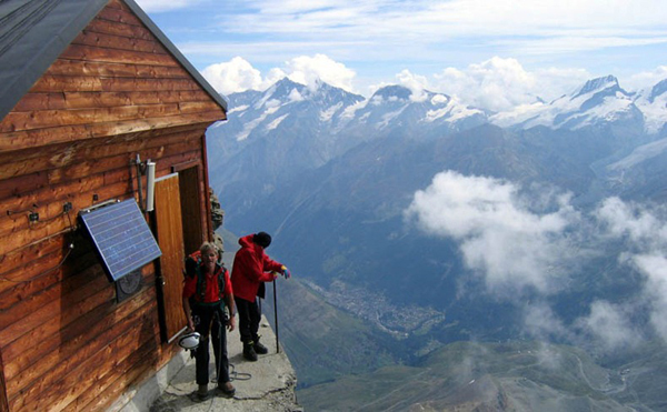 Svájc legőrültebb kis hegyi házikója