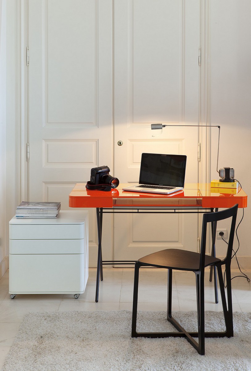Adentro-Cosimo-Desk-orange-3-with-HEAD-chair-813x1200