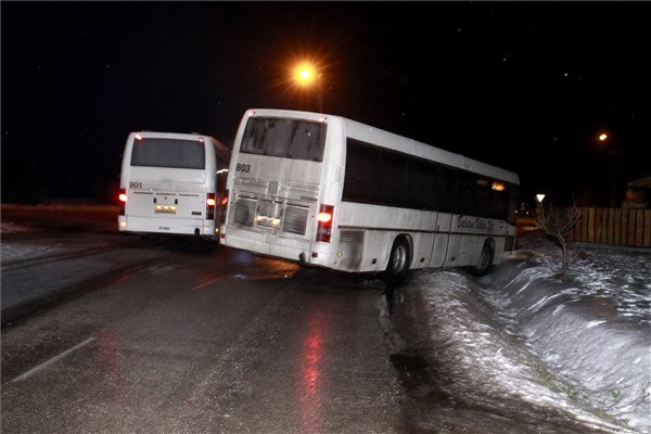 Ónos eső - Árokba csúszott busz (2.rész)