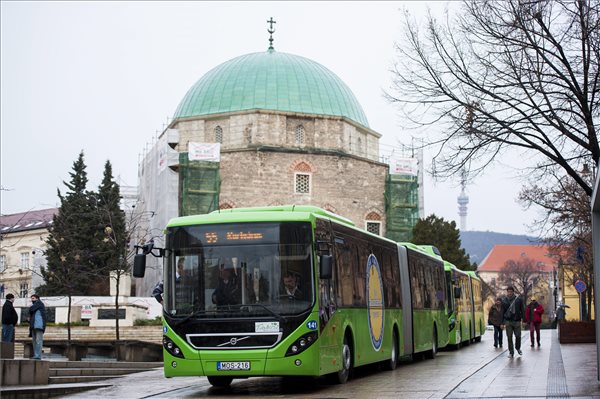 Öt új Volvo autóbuszt adtak át Pécsen
