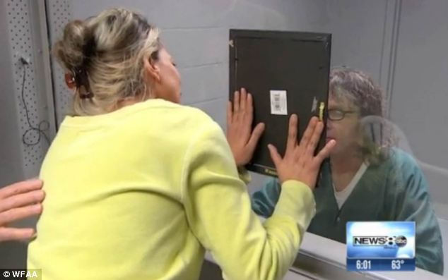 Egy anya szembenéz a börtönben a férfival, aki miatt 5 éve haldoklik a kisfia - videó