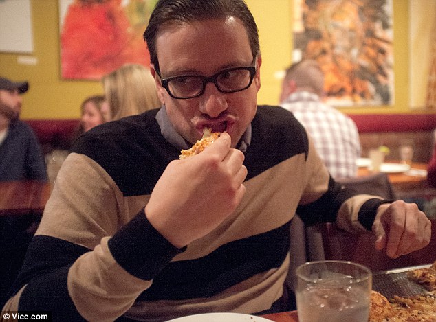 Egy férfi, aki 25 éve csak pizzát eszik
