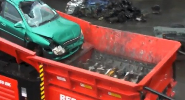 Az autó legrosszabb rémálma: a darálószörny! – videó