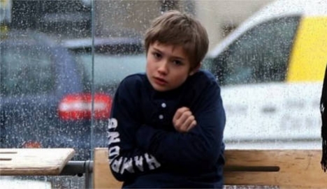 Ez lehet a hét videója: buszmegállóban kabát nélkül fagyoskodó kisfiú és az emberi reakciók
