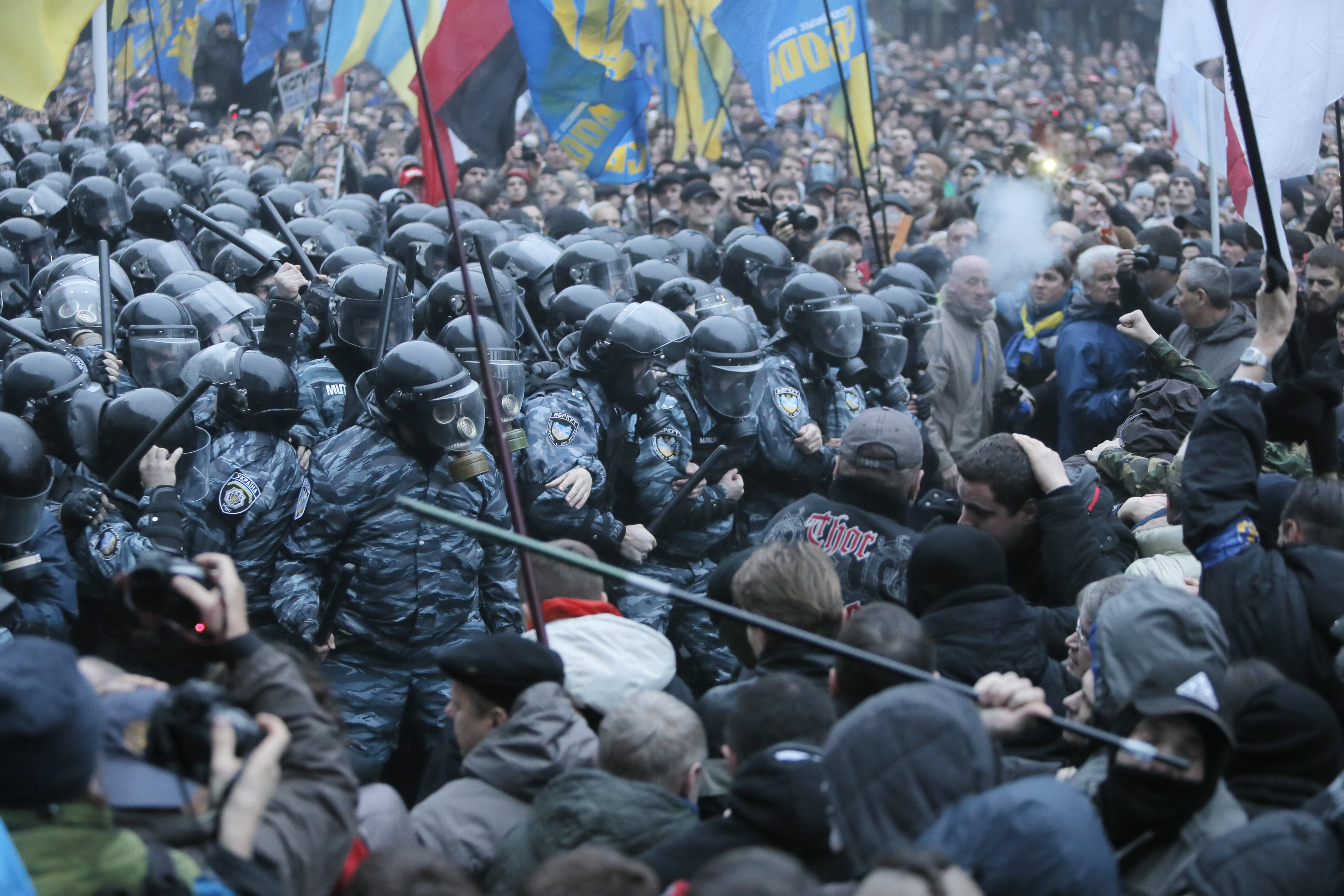 Ukrán válság - Ellenzéki tüntetők a kijevi kormánynegyedet ostromolják - evakuálások, halottak