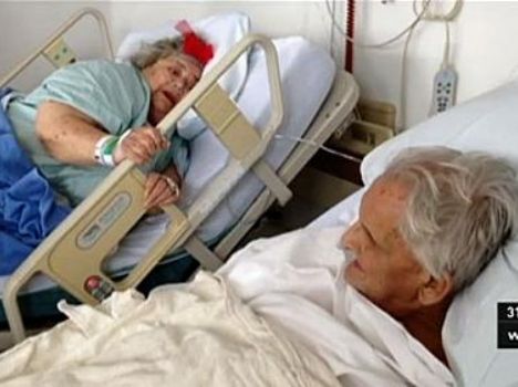 Egymás kezét fogva halt meg az idős pár a kórházi ágyon 