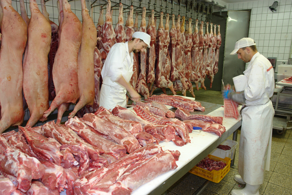 VM: a kormány visszarántotta a tönk széléről a húsipart