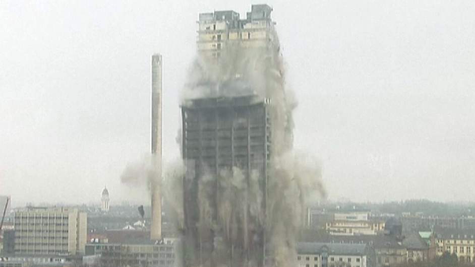 Pillanatok alatt omlott össze a robbantással lebontott frankfurti toronyház