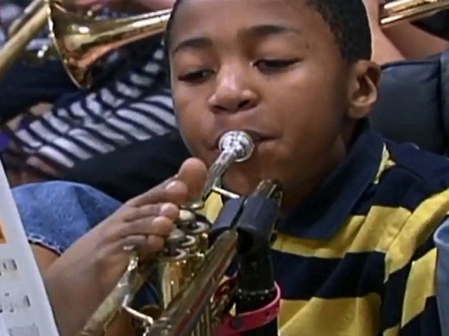 Lábával trombitál a kezek nélküli fiú! – videó