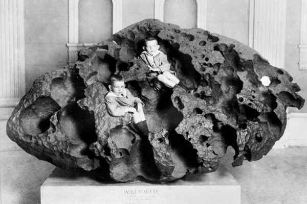 The huge Willamette meteorite photographed Oregon in 1920