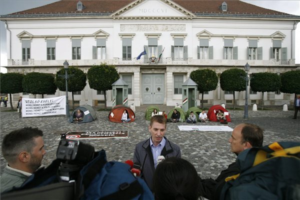 Együtt-PM-tiltakozás - Előállították a demonstrálókat a Sándor-palotától