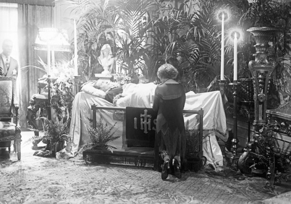 Funeral Of Rudolph Valentino