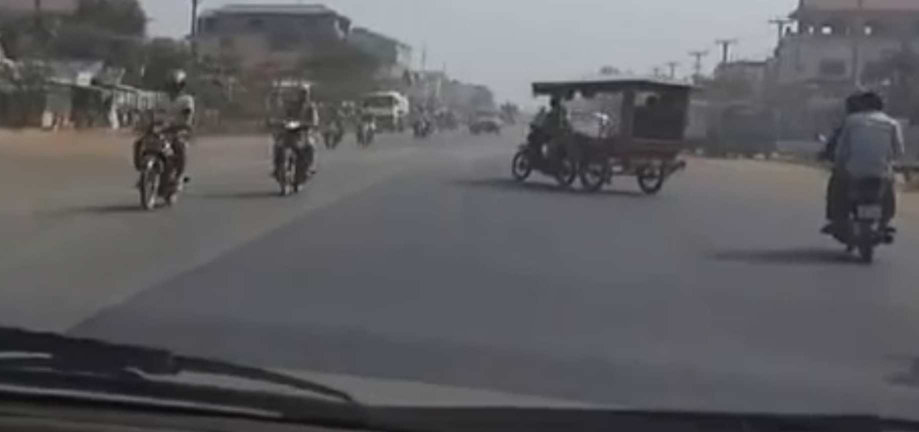 Életveszélyes közlekedés - csak erős idegzetűeknek! (Videó)