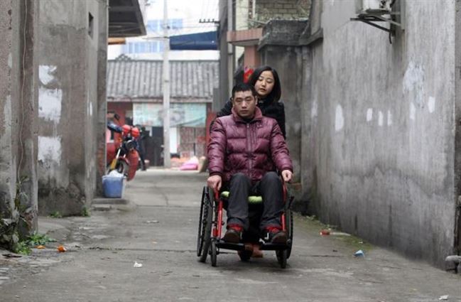 El kell hagynia a mozgássérült szerelmét a kínai lánynak