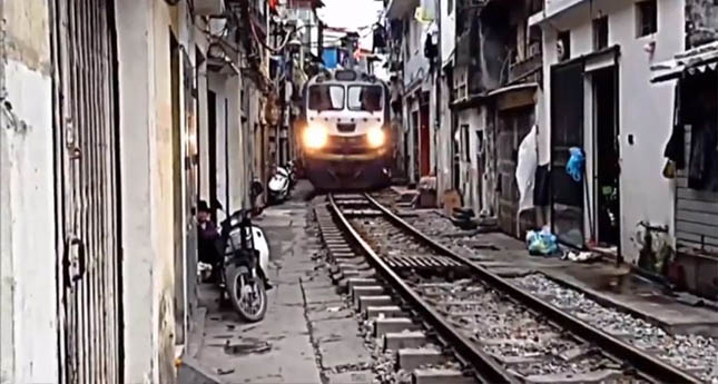 Hà Nội szűk utcáin vonat közlekedik