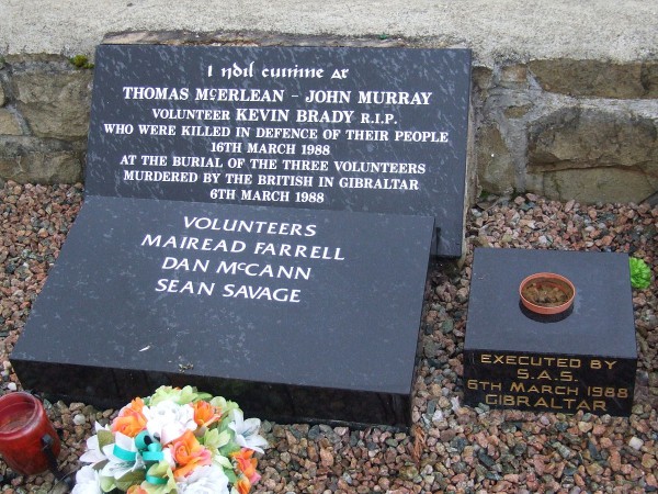 A három legyilkolt IRA tag és a temetéseiken résztvevő többi három áldozat emlékműve