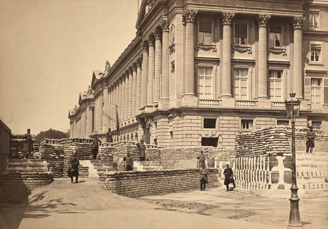 Barikád a Hôtel Crillon előtt