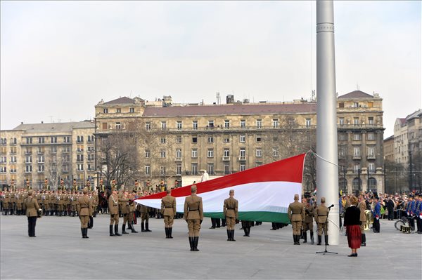 Március 15. - Felvonták a nemzeti lobogót a Kossuth téren