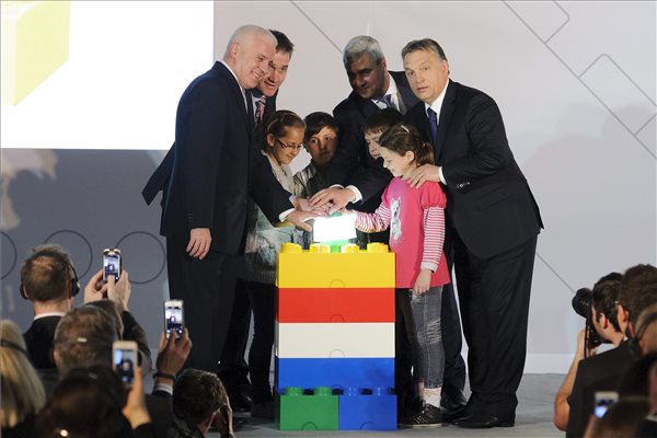 Átadták a dán Lego új gyárát Nyíregyházán