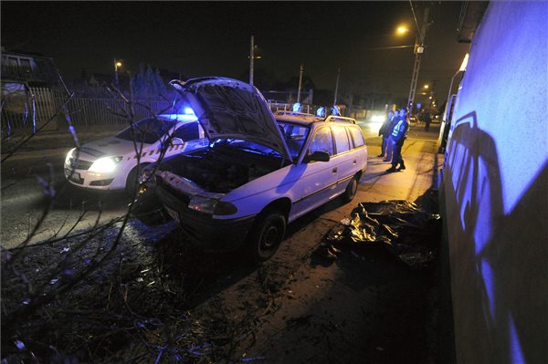 Fának ütközött egy autó Pesterzsébeten, a vezető meghalt