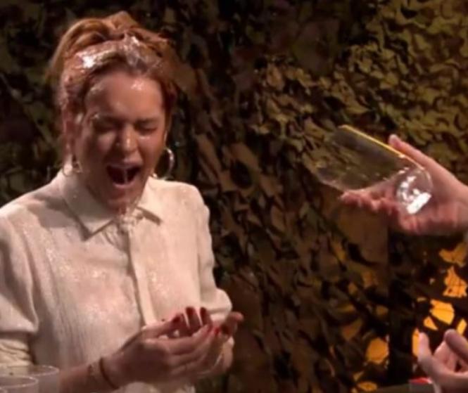 Vizet locsolt Lindsay Lohan arcába a műsorvezető- videó
