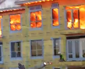 Tűzhalál torkából mentették ki az építőmunkást – videó