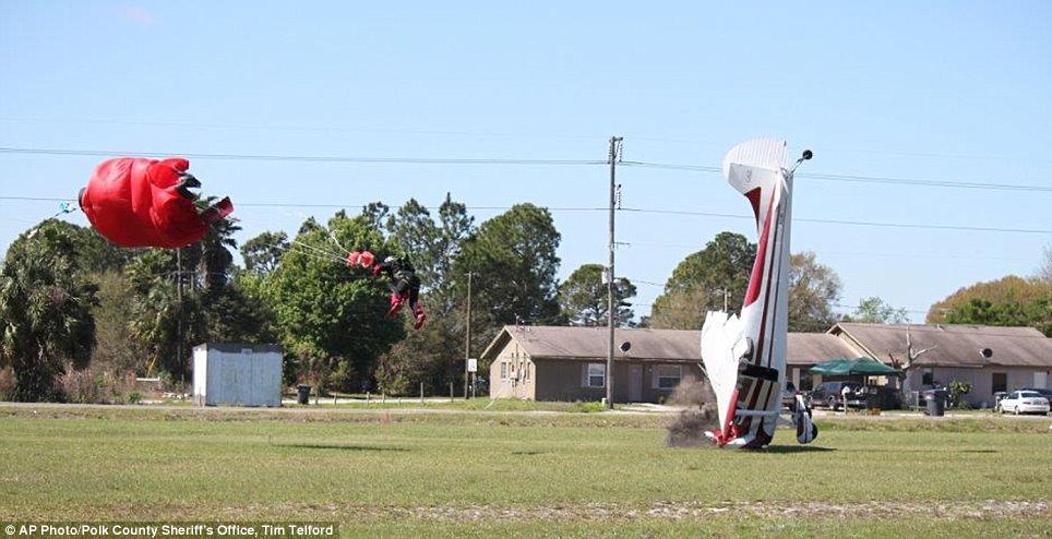 87 éves repülőgép pilóta elütött a levegőben egy ejtőernyőst (fotókkal)