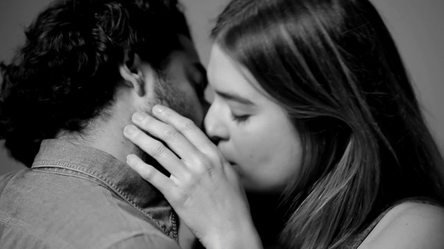 Az Első Csók vadidegen emberek között - zseniális videó 