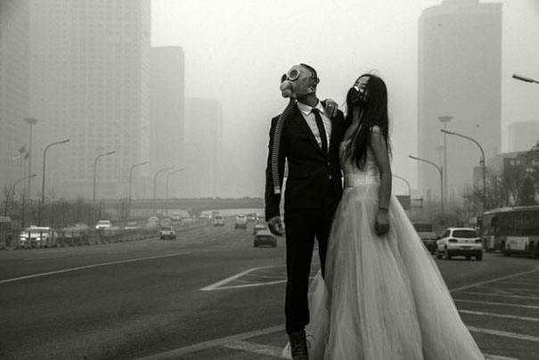 Megrázó esküvői képekkel tiltakozott a pár a szennyezés ellen