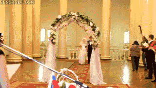 Az oltár előtt esett le a menyasszony ruhája! - videó