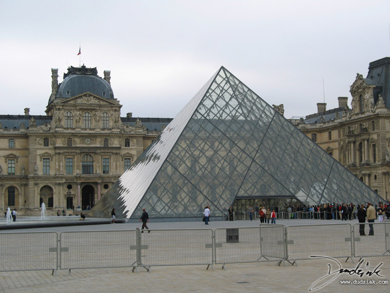 A Louvre üvegpiramisa 25 éves