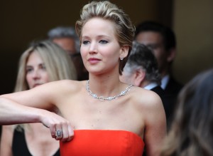 Jennifer Lawrence idén sem úszta meg esés nélkül az Oscar-díjátadót