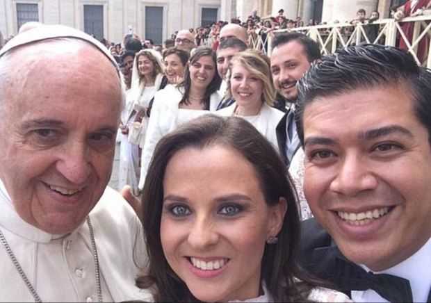 A pápával készített selfiet a jegyespár!