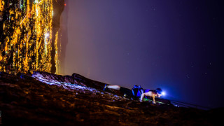 Egy női hegymászó éjszaka a függőleges sziklafalon - a net legfrissebb fotója