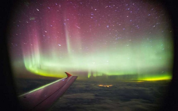 Hihetetlenül szép sarki fényt láttak a repülőgép ablakából a Shetland-szigetek felett - fotók és videók