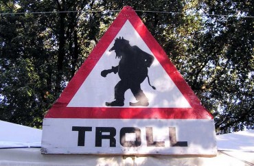 A közösségi fórumok és weboldalak a céltáblái a fizetett trolloknak! - videó