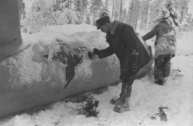 1940. Finnország. Finn katonák egy lezuhant szovjet repülőt vizsgálnak.