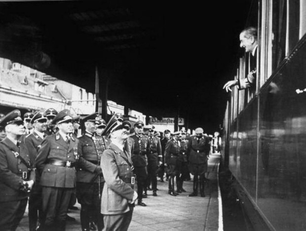 1941. Horthy kormányzó búcsúzik Hitlertől berlini látogatása után.