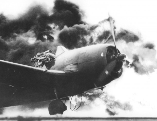 1944. Ens John Fraifogl pilóta menekül égő Hellcat gépéből a Ticondoroga repülőgéphordozón történt leszállása után.