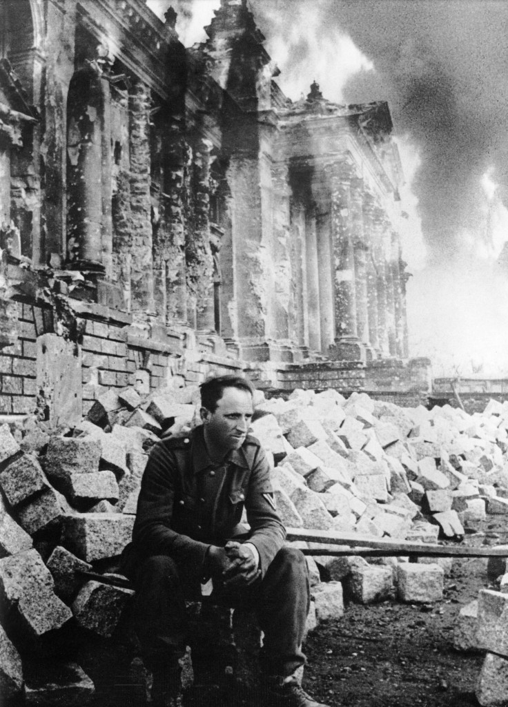 1945. Német katona a lerombolt Reichstag előtt.