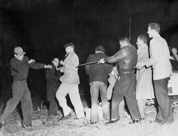 1959. Fehérek (Ku-Klux-Klan) és Robeson megye indiánjai között kirobbant verekedés és lövöldözés Észak-Karolinában.