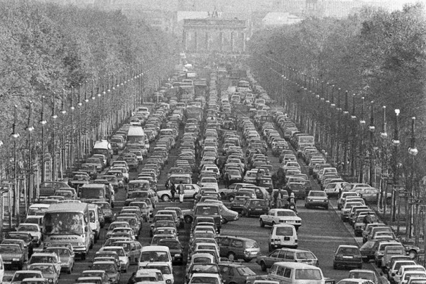 1990. Berlin. Az NDK állampolgárai elönzönlötték az utakat.
