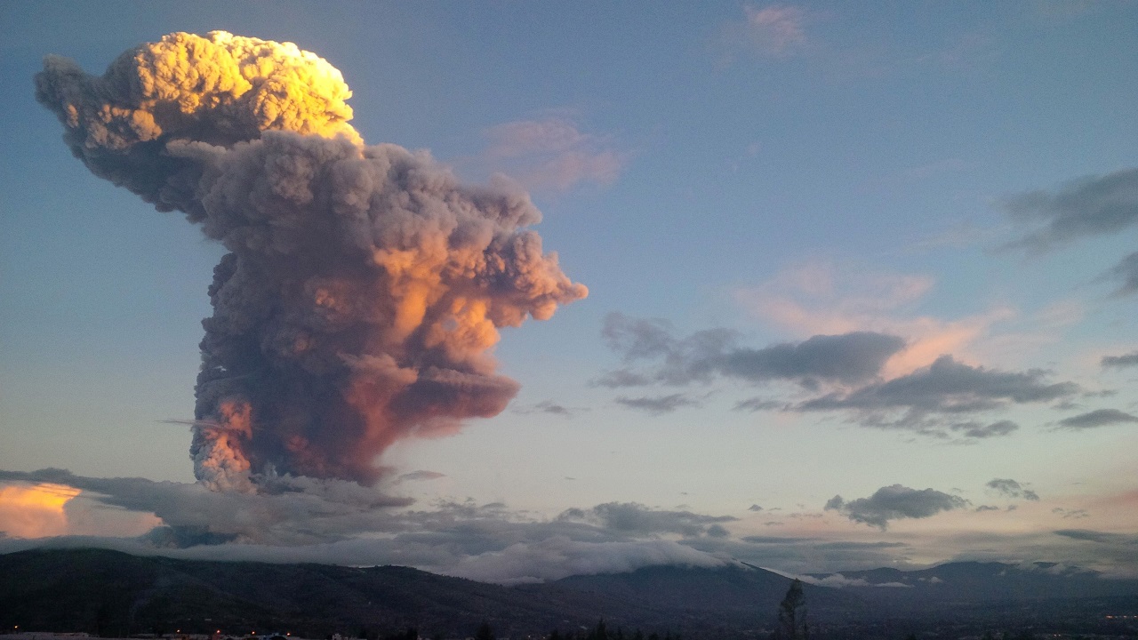 Tíz kilométer magas hamuoszlopot lövell a Tungurahua tűzhányó