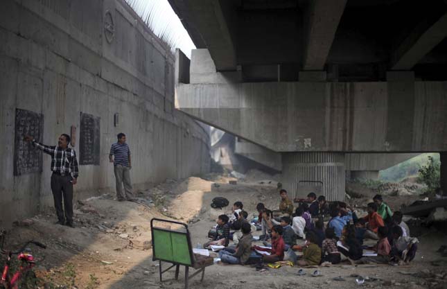 Új-Delhi legszegényebb gyermekeinek iskolája a híd alatt