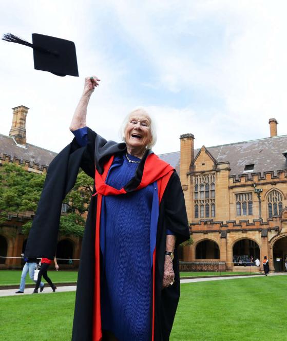 93 évesen doktorált le egy ausztrál asszony