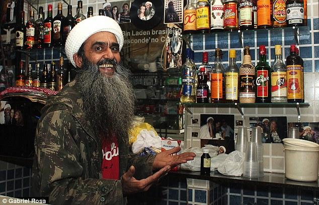 Bin Laden szolgálja ki a vendégeket